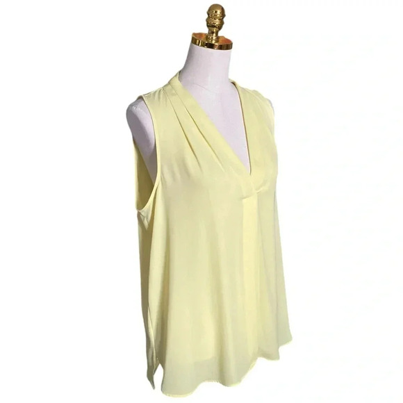 VINCE CAMUTO | INVERTED-PLEAT SLEEVELESS BLOUSE IN WILD DAISY SIZE M - Picture 4 of 8